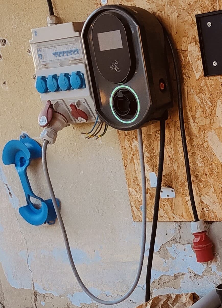 Elektronska naprava: STENSKA POLNILNA POSTAJA ZA ELEKTRIČNA VOZILA, INOVATIVNA, Murska Sobota