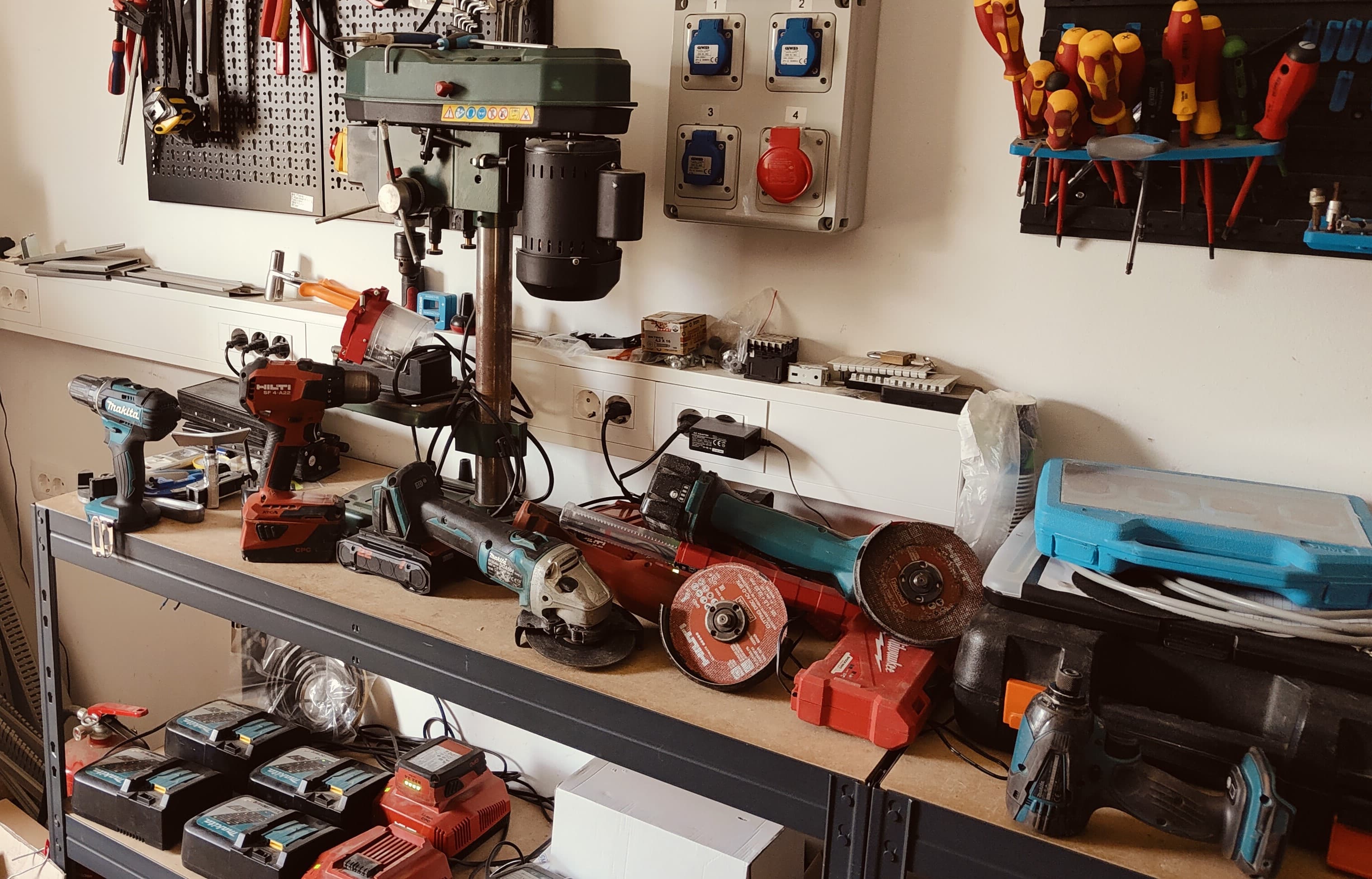 AKU VIJAČNIKI AMKITA, HILTI + POLNILCI - 5 KOM, Murska Sobota