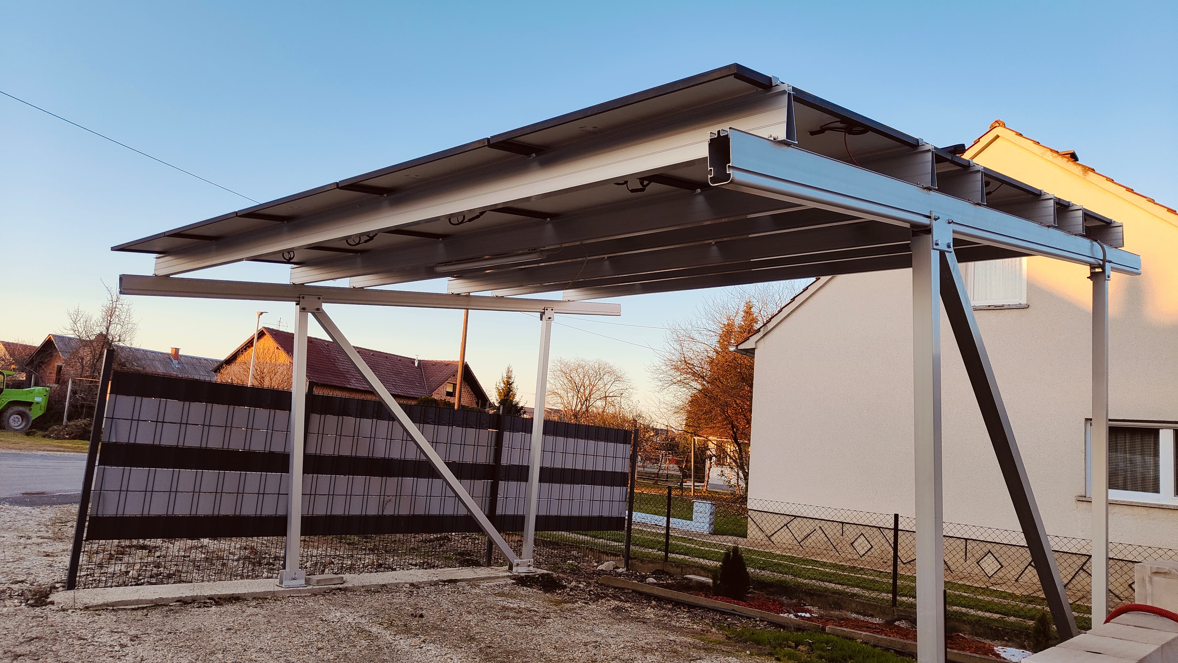 MONTAŽNI KOVINSKI NADSTREŠEK ZA VOZILA, S SOLARNIMI PANELI, Murska Sobota