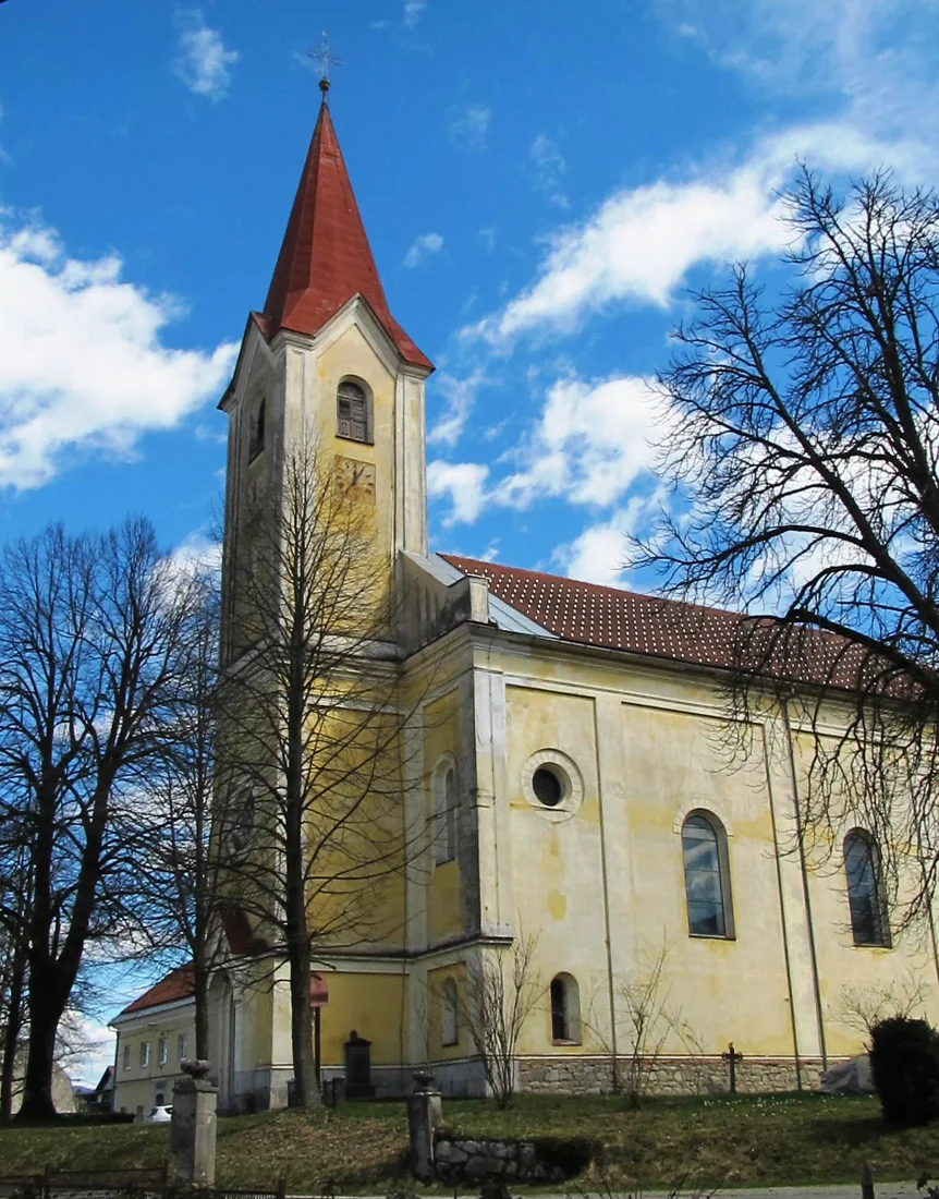Cerkev Marijinega vnebovzetja v Stari Cerkvi z visokim zvonikom in bočno ladjo leta 2013.
