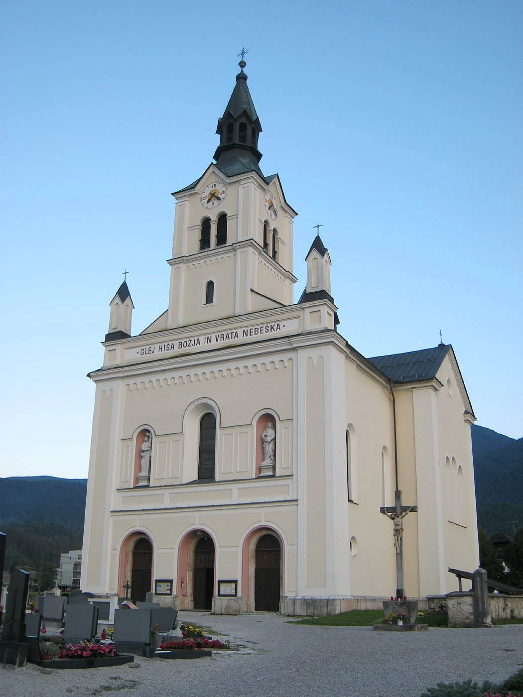 Cerkev sv. Nikolaja v Bohinjski Bistrici, zgodovinski posnetek 27. avgusta 2008.