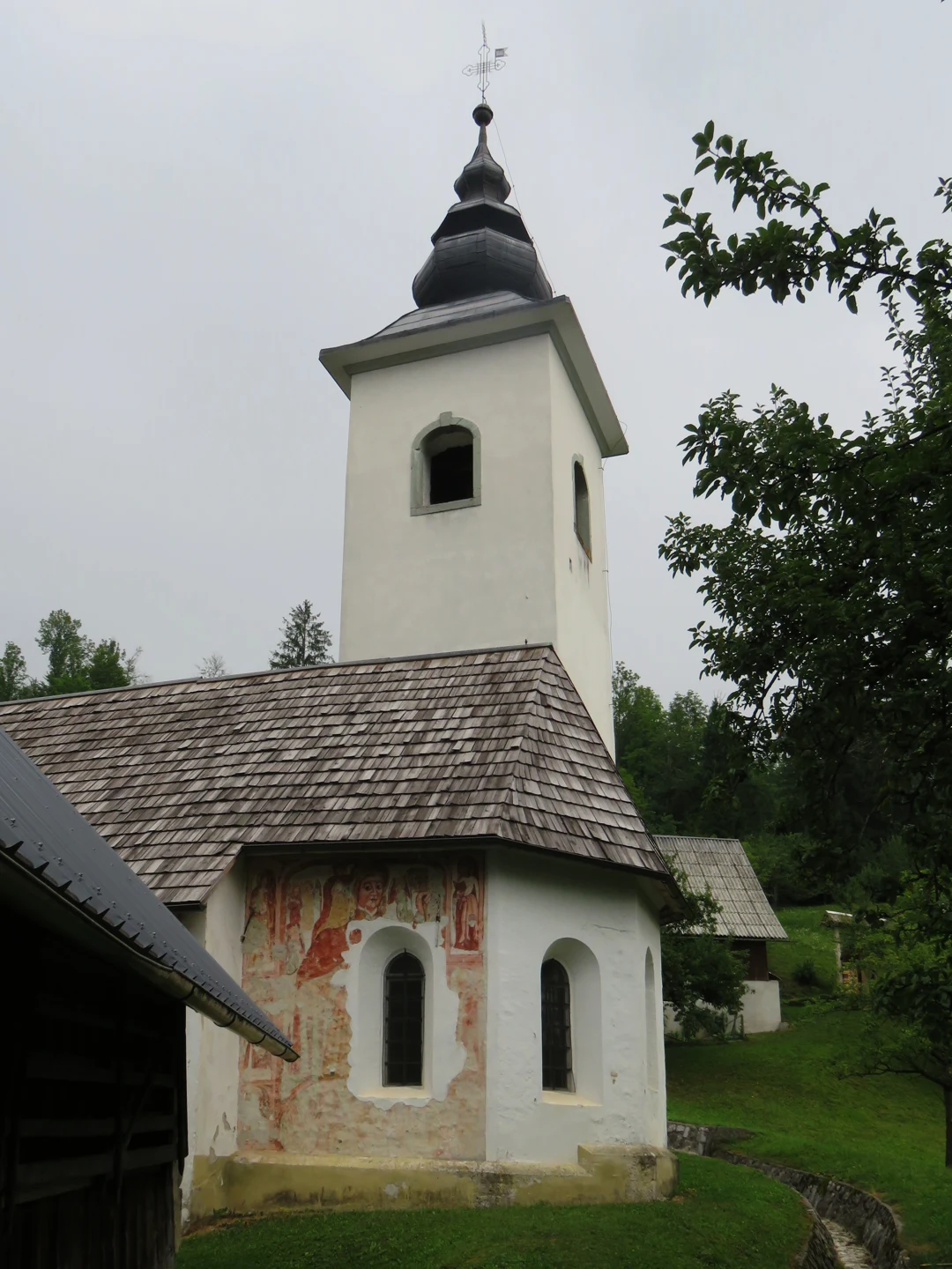 Cerkev sv. Marije Magdalene na Brodu v Bohinju, posnetek 31. julija 2021.