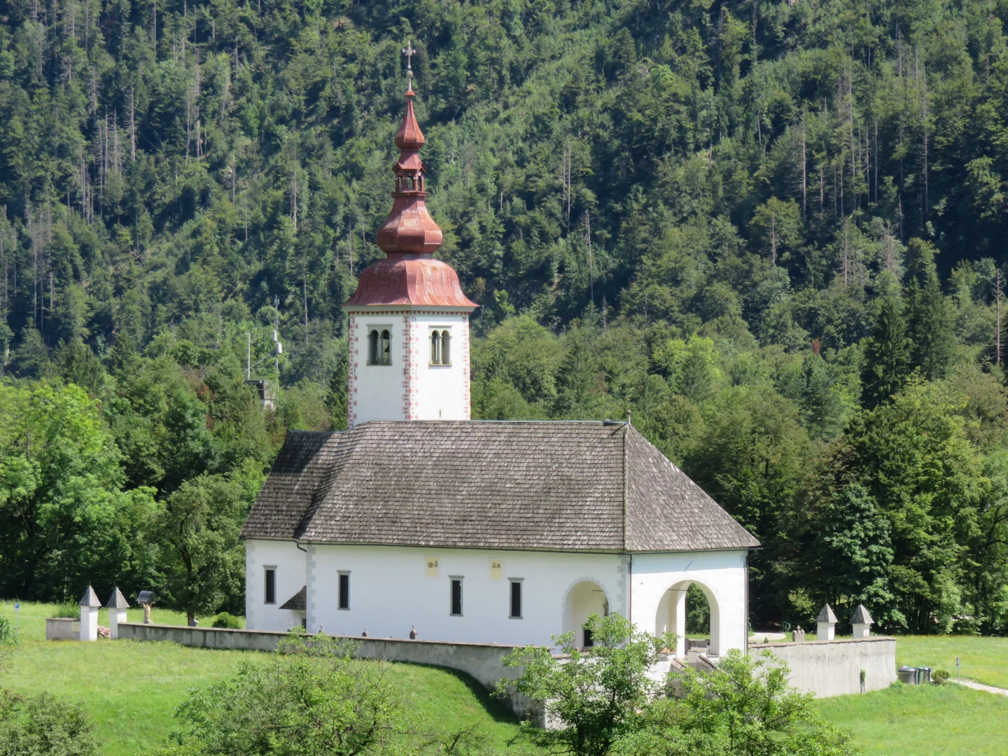 Cerkev na Bitnjah v Bohinju, fotografija 5. avgusta 2021.