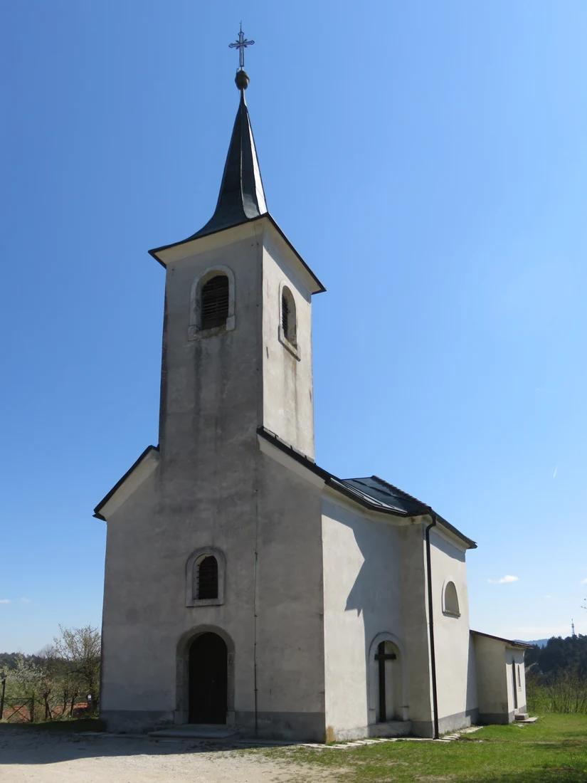Vhodno pročelje in bočna stran cerkve sv. Križa na Taboru z zvonikom, april 2022