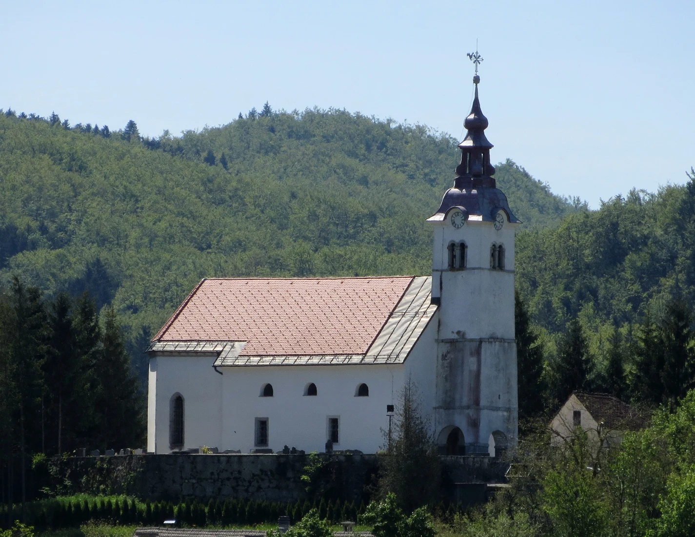 Cerkev sv. Pavla v Žerovnici s pokopališčem in večstopenjskim zvonikom, maj 2014