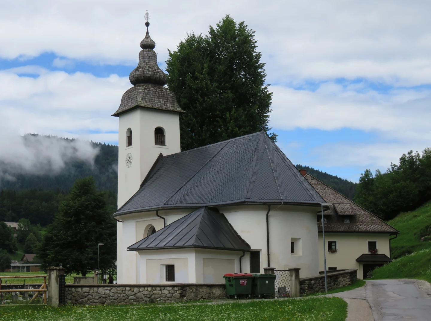 Cerkev sv. Križa na Koprivniku v Bohinju, fotografirana 5. avgusta 2021.