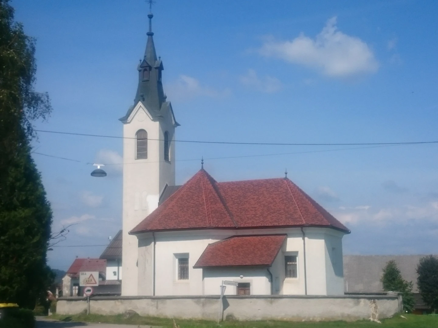 Stara cerkev sv. Tomaža v Zgornji Zadobrovi z visokim koničasto pokritim zvonikom
