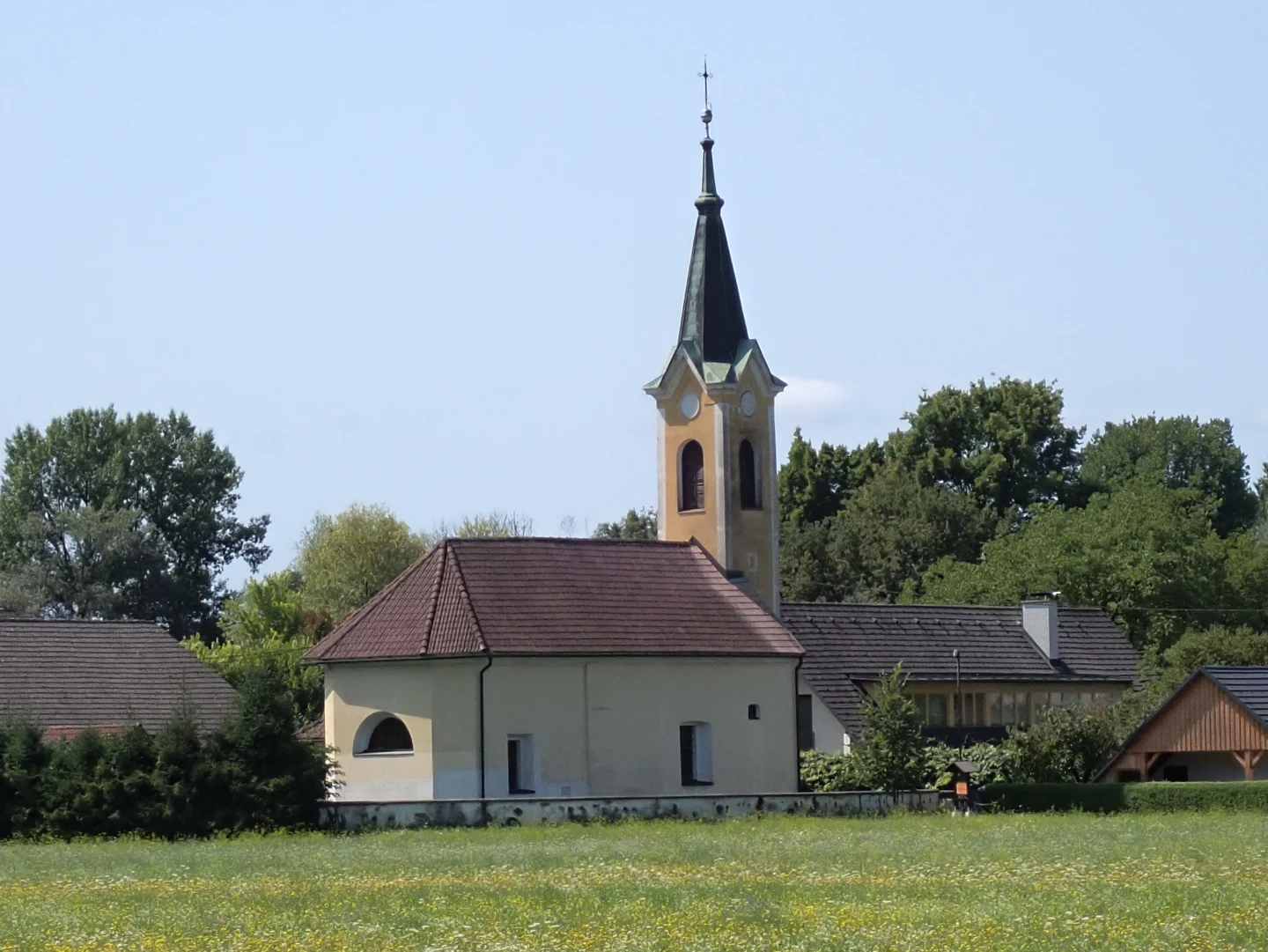 Cerkev sv. Andreja v Zgornjem Kašlju z nižjim poligonalnim zaključkom in visokim zvonikom