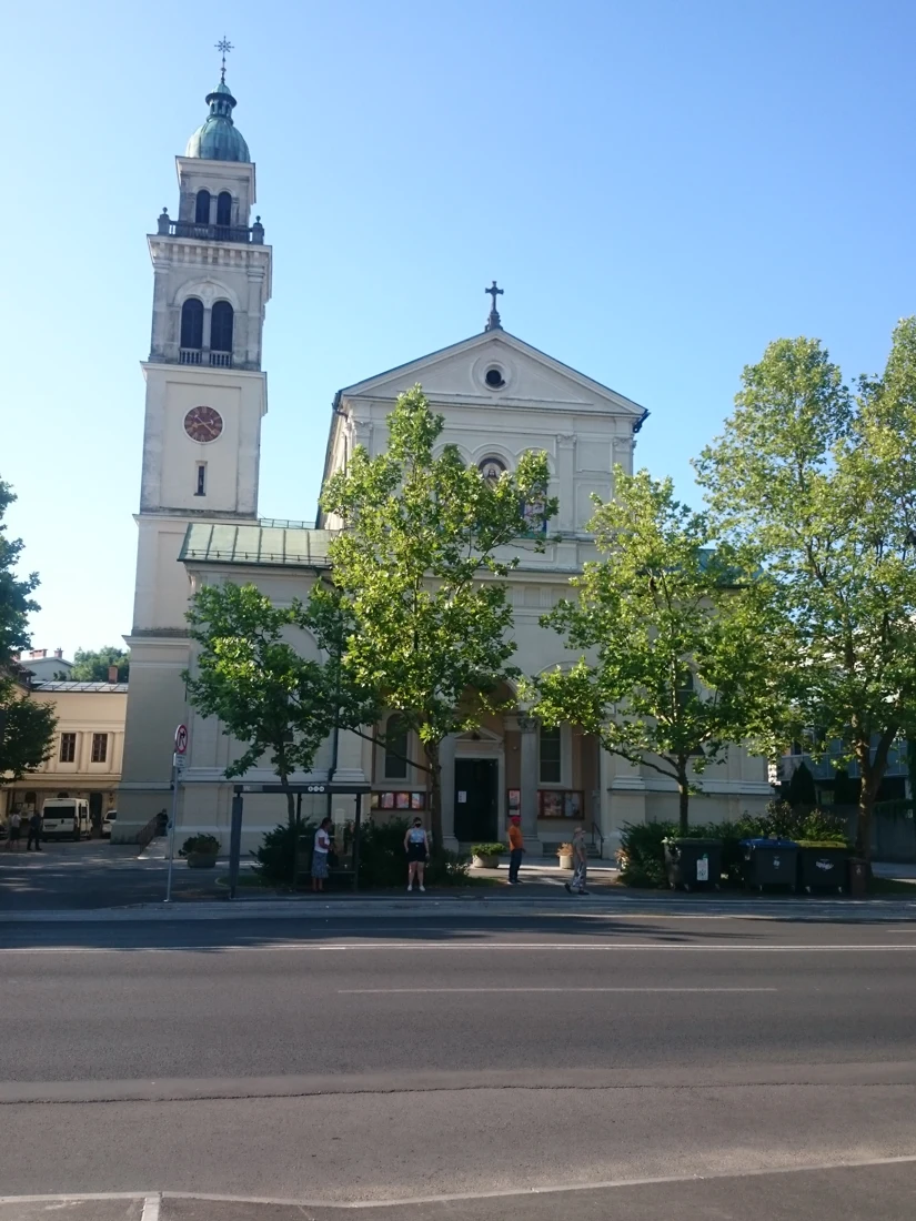 Pročelje cerkve sv. Antona Padovanskega na Viču z visokim zvonikom in uro