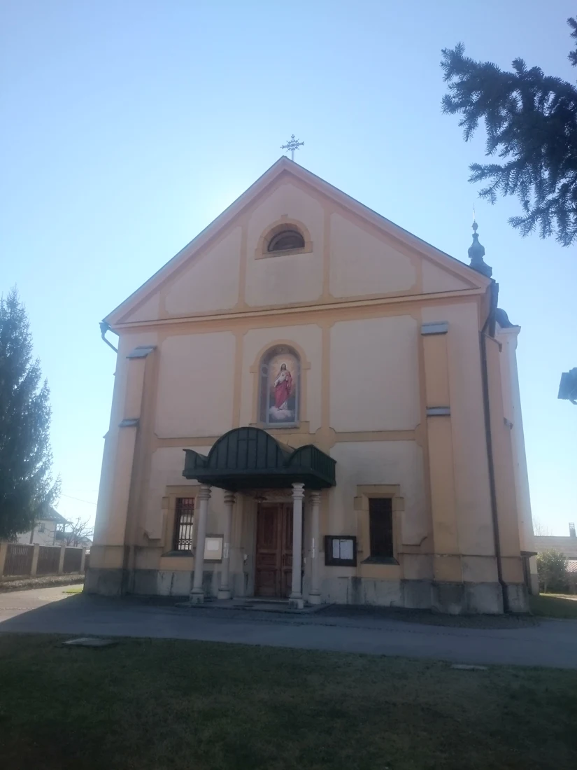 Pročelje cerkve sv. Jakoba v Šentjakobu ob Savi z nadstreškom nad glavnim vhodom